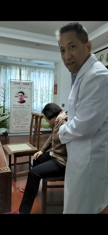 医行千里积万幸，品高艺绝造百福 一一记中国民间毒蛇药大王罗群写实 记者：姚佳敏