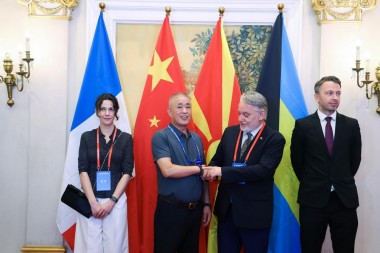 妙手回春医顽疾 誉满杏林济苍生 记当代中医骨膜消结术创始人---潘杏富